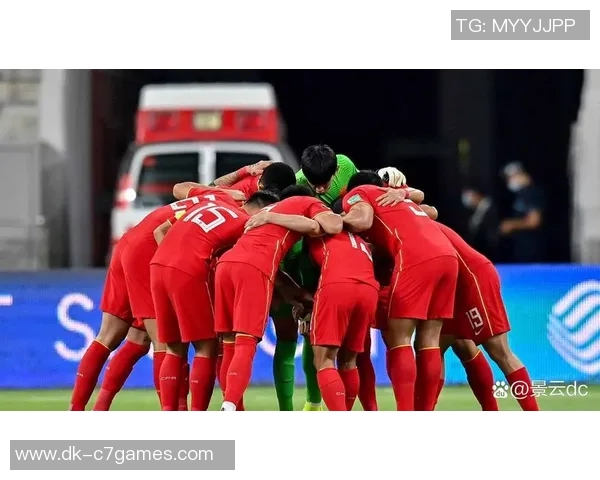 球星深情亲吻足球的瞬间:荣耀与梦想交织的象征 球星深情亲吻足球的瞬间:荣耀与梦想交织的象征